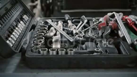 一套修理汽车的工具视频的预览图