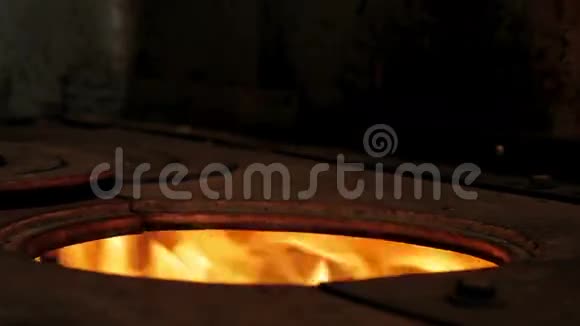 从炉子里喷出一团火焰视频的预览图