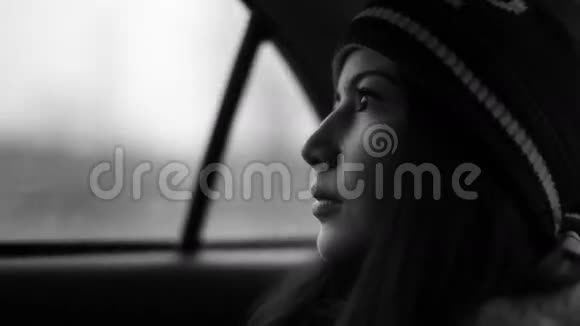 戴着帽子的漂亮女孩开车去视频的预览图