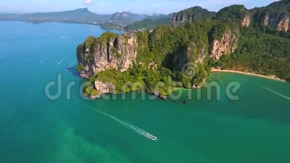泰国长尾船游客在大山附近航行莱利海滩克拉比泰国高清空中慢镜头视频的预览图