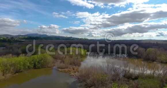 飞越Hansen水坝娱乐区在SylmarCA24fps4k视频的预览图