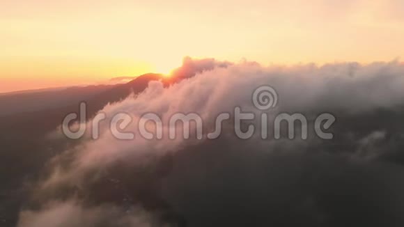 温暖的日落或日出与云空中景观视频的预览图