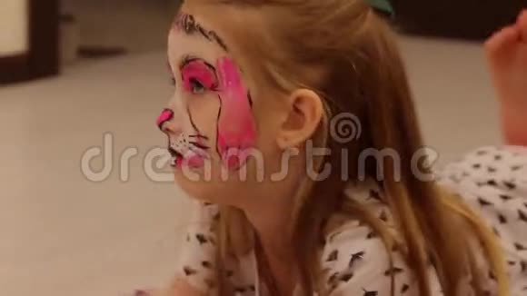 小女孩在生日派对上有脸正在接近视频的预览图