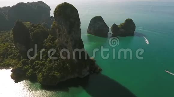 大岩山有许多长尾船附近莱利海滩克拉比泰国高清慢镜头鸟瞰视频的预览图