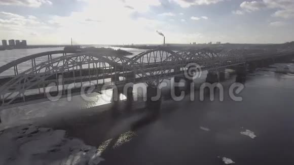 清晨飞过铁道桥阳光s光透过桥迅速机视频的预览图