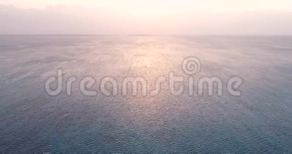 夏季日落时在蓝海中的游艇和渔船的鸟瞰图视频的预览图