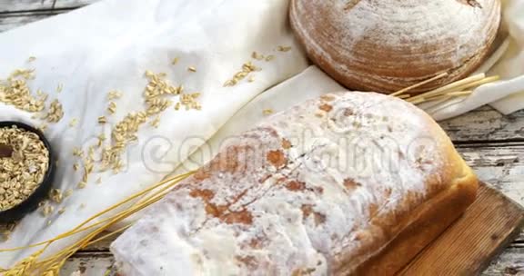 带刀的面包麦粒和燕麦视频的预览图