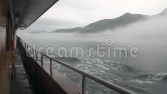 在阿拉斯加背景山脉的太平洋水上雾中的大船视频的预览图