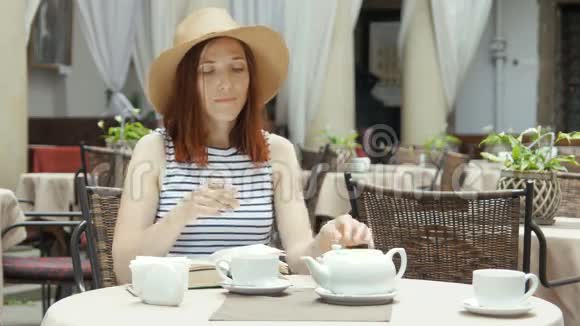 年轻漂亮的女人喝药草茶视频的预览图