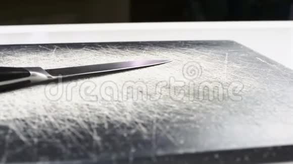 金属厨房刀在划痕的桌子上视频的预览图