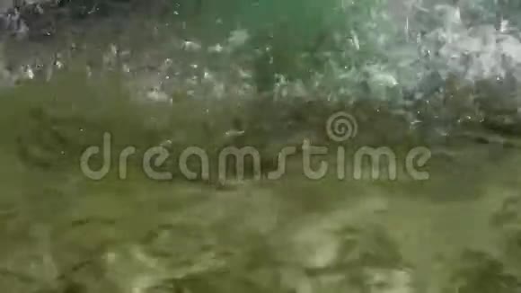 关闭在城市公园工作的喷泉水滴在水面上缓慢运动视频的预览图
