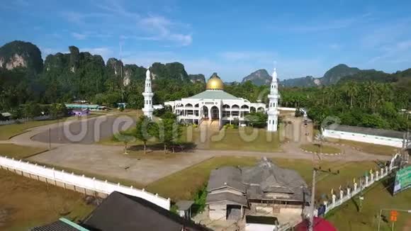 泰国日出期间的穆斯林清真寺高清空中视野视频的预览图