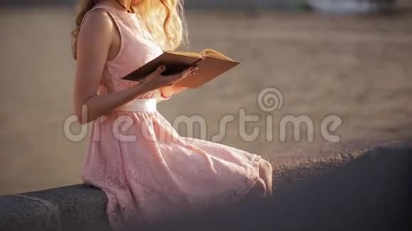 快乐的女孩在海滨读书视频的预览图