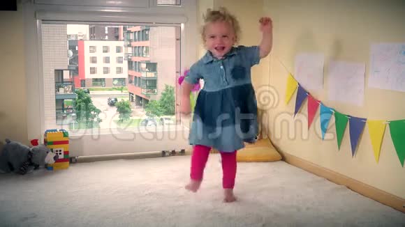 快乐的多动症幼儿在镜头前快速移动视频的预览图