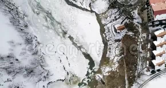 空中景色冰融化河水流动冬季喀尔巴阡山脉的一条山河顶部视图视频的预览图