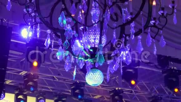 宴会厅天花板上悬挂的装饰吊灯视频的预览图