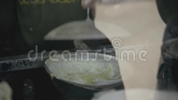传统的蛋烤法印度食品正宗街头厨师斯里兰卡韦利加马1月12日视频的预览图