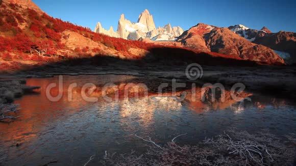 在一个小湖上看到菲茨罗伊的霜雪日出阿根廷巴塔哥尼亚视频的预览图