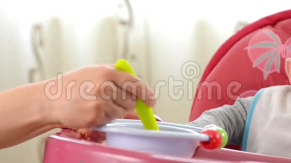婴儿在高椅子上吃饭视频的预览图