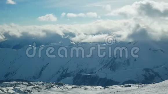 雪山阴云冬景自然日久失修视频的预览图