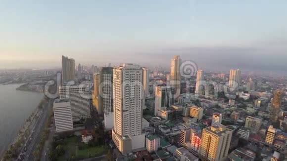 日落时高层建筑的无人机拍摄视频的预览图