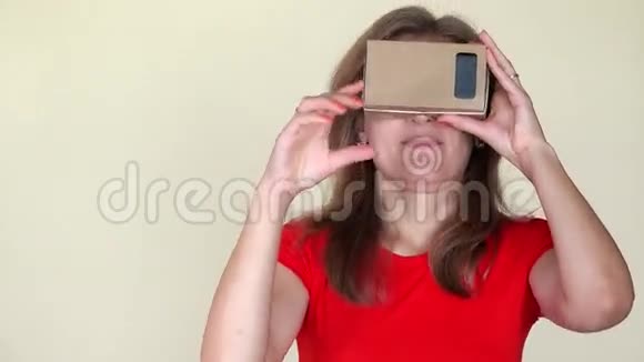戴着虚拟现实眼镜的女人指着相机微笑的女孩很开心视频的预览图