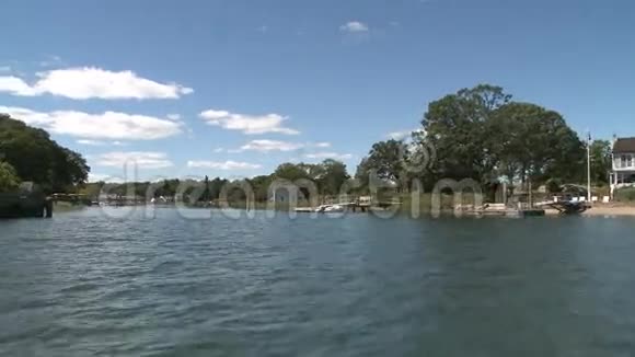 沿湖边行驶15人中的15人视频的预览图
