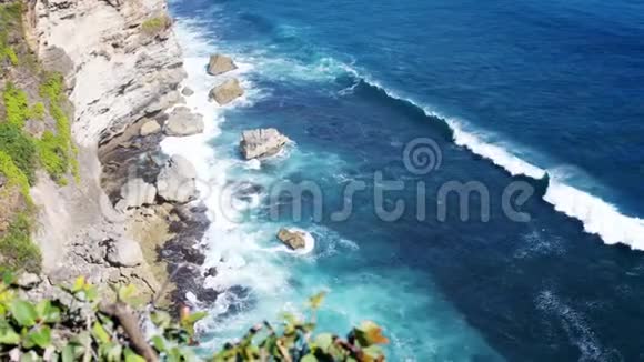 石崖海浪和海景的惊人景观高空俯视图印度尼西亚巴厘慢动作3840x2160视频的预览图