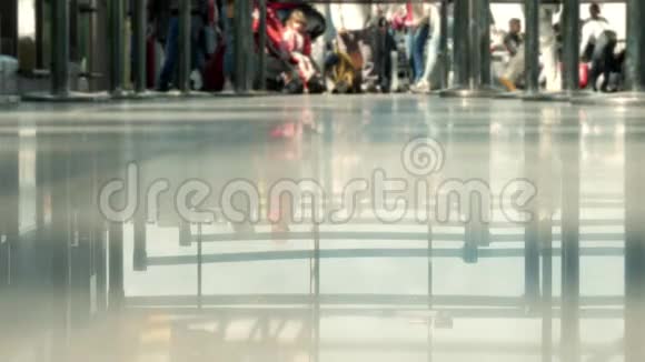 背景模糊的人在机场散步排队注册前台的区域视频的预览图