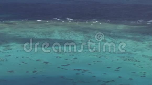 从大堡礁外礁直升机上拍摄的空中射击视频的预览图