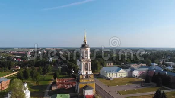 日出时苏兹达尔的美丽全景苏兹达尔的钟楼和里佐洛真斯基修道院苏兹达尔是视频的预览图