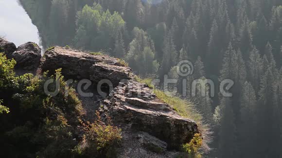 年轻女子徒步旅行到山顶欣赏美丽的山谷景色视频的预览图