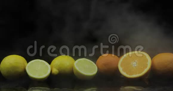 黑色背景下冷冰冰雾中的热带柠檬和橘子视频的预览图