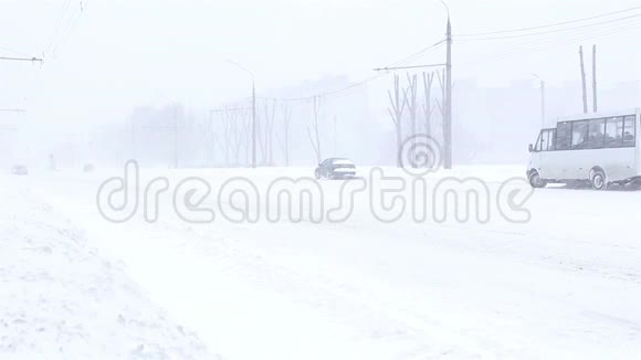 汽车在暴风雪中沿着街道行驶视频的预览图