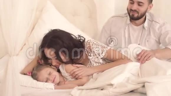 幸福的一家人躺在床上醒来视频的预览图