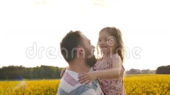 父亲和女儿在花田慢节奏视频的预览图