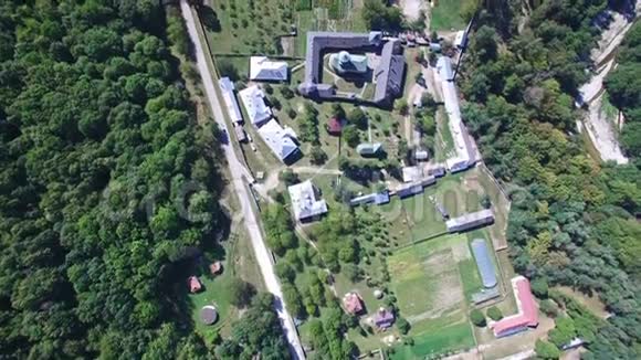 Polovragi修道院罗马尼亚高空俯视倾斜视频的预览图