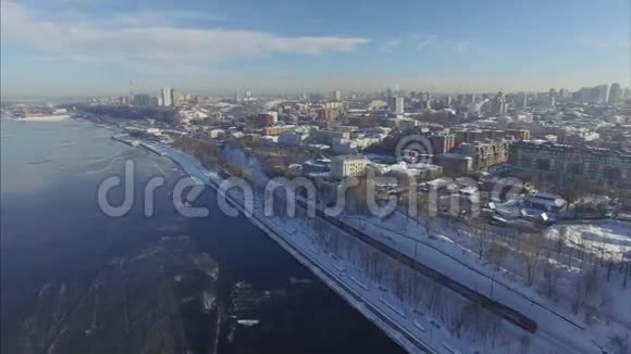 冬天阳光明媚的一天在俄罗斯的珀姆市视频的预览图