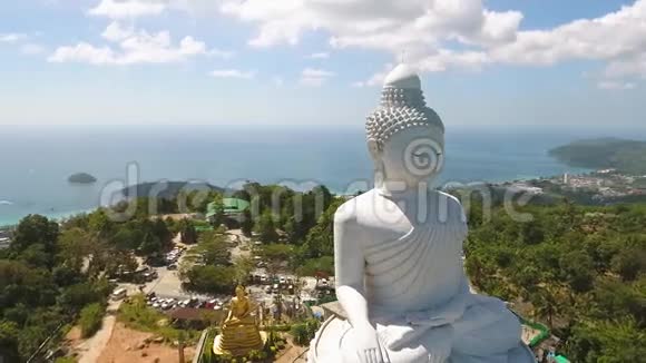 普吉大佛45米高白色大理石雕像高清空中拍摄泰国视频的预览图