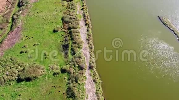 飞越威尔士北部康维地区的整洁和湖泊视频的预览图