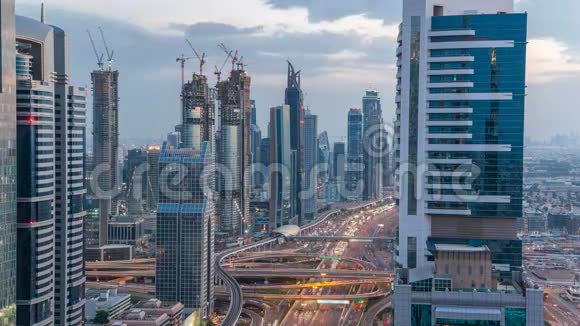 景区迪拜市区建筑日夜兼程谢赫扎耶德公路上的最高景观有明亮的摩天大楼视频的预览图