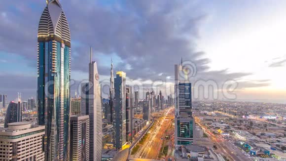景区迪拜市区建筑日夜兼程谢赫扎耶德公路上的最高景观有明亮的摩天大楼视频的预览图