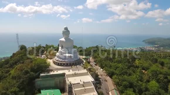 大佛像近距离空中观景泰国普吉岛视频的预览图
