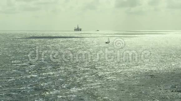 钻井平台和船舶的剪影大西洋中午视频的预览图
