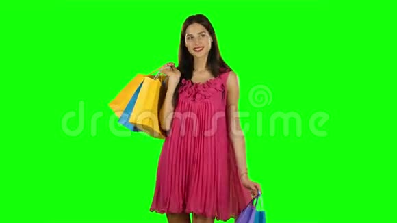 女人在销售期间购物绿色屏幕视频的预览图