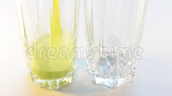 各种汁液倒入两杯近看不见边有选择的焦点视频的预览图