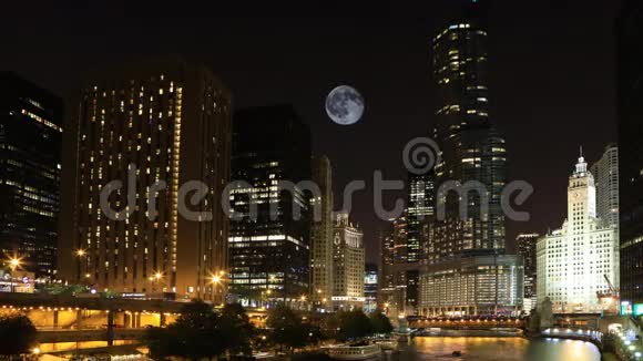 4K超高清满月覆盖芝加哥伊利诺伊州视频的预览图