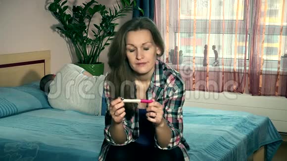 女朋友和男朋友在妊娠试验阳性后视频的预览图
