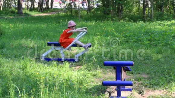 小女孩在绿色公园做户外运动视频的预览图