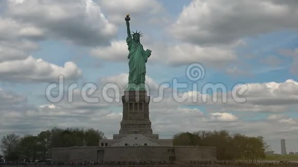 纽约自由女神像和曼哈顿全景从一艘船上看到实时超高清4k视频的预览图
